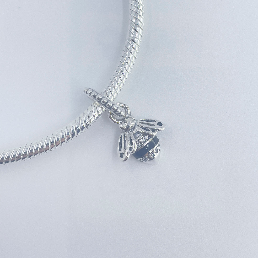 Charm Abeja 01