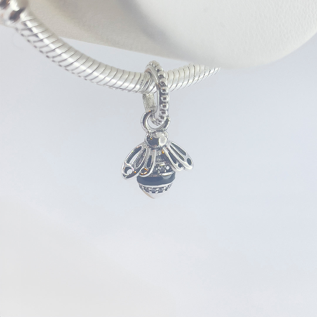 Charm Abeja 01