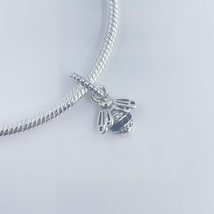 Charm Abeja 01